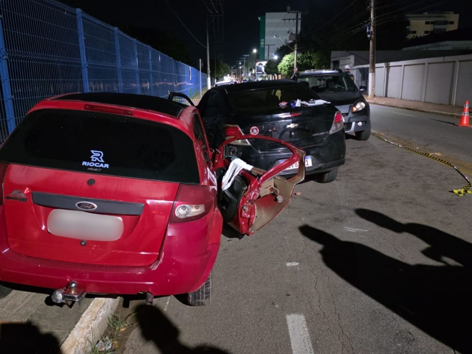 Mulher fica presa às ferragens após acidente com três carros em Rio Branco
