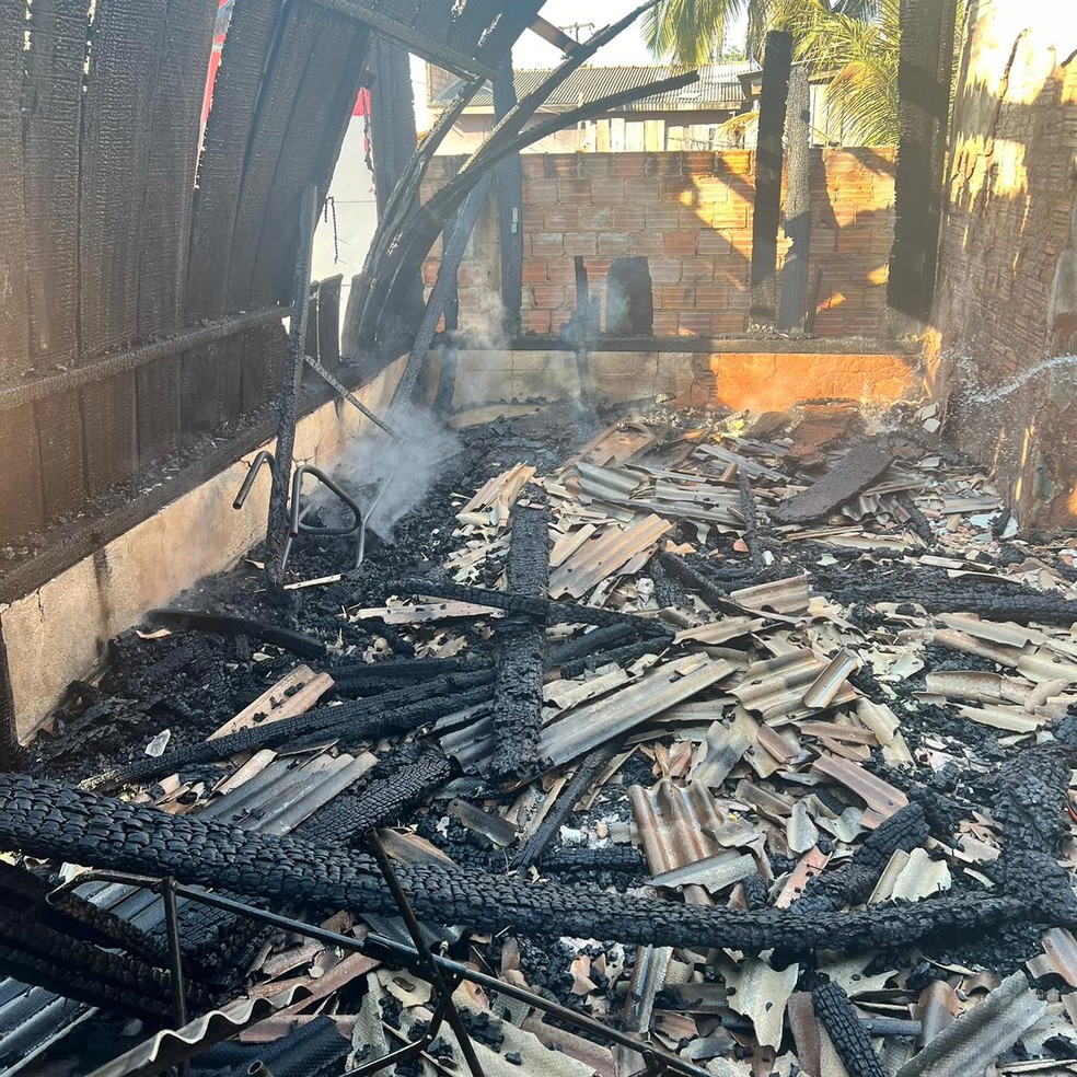 Casa ficou completamente destruida após homem atear fogo  — Foto: Policia Militar de Rondônia