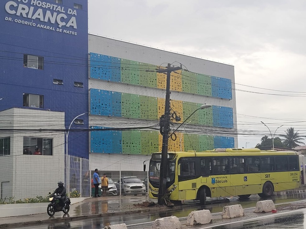Ônibus do transporte coletivo de São Luís colide em poste e bairros ficam sem energia elétrica — Foto: Alessandra Rodrigues/Mirante AM