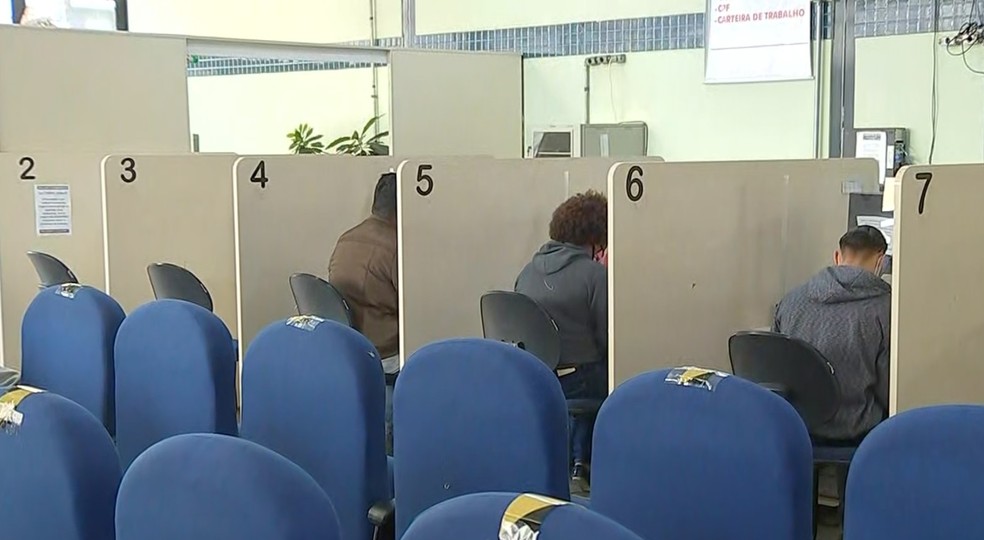Empresa oferece 300 vagas para operador de telemarketing em Salvador — Foto: TV TEM/Reprodução