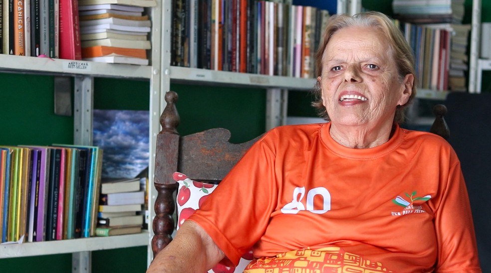 Dona Cida, da biblioteca comunitária Ler para Crescer — Foto: Danilo Sardinha/g1