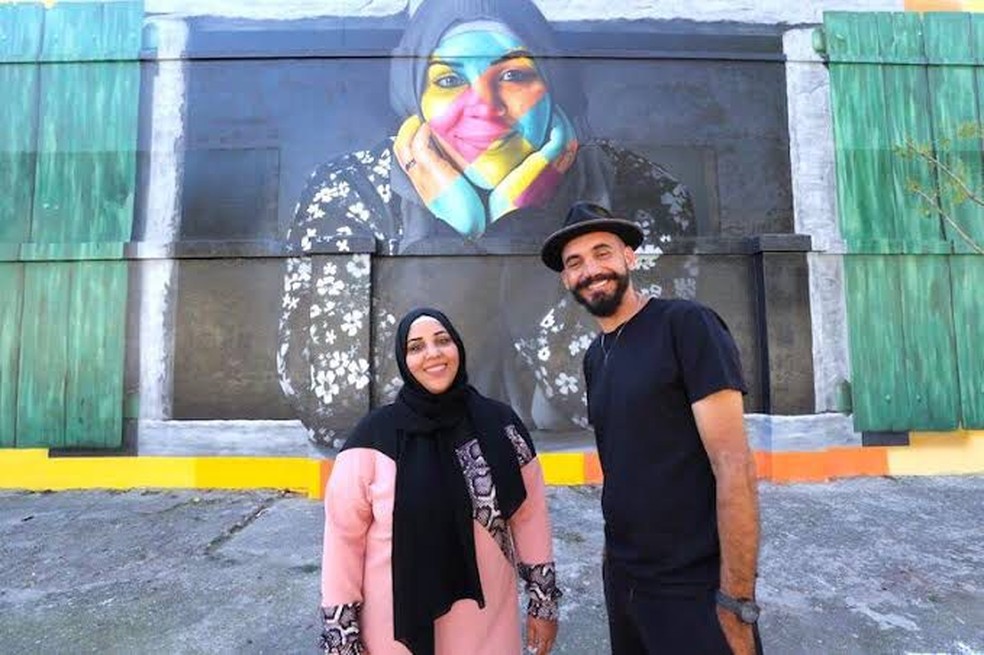 Palestina Noura, que deixou Gaza neste primeiro grupo com brasileiros, o artista Kobra e o rosto dela grafitado em São Paulo. — Foto: Arquivo pessoal