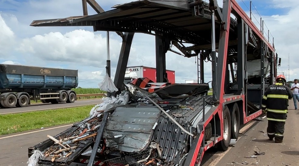 Engavetamento com quatro veículos da Rodovia Fausto Santomauro deixa feridos e fecha pista em Piracicaba — Foto: Edijan Del Santo/EPTV