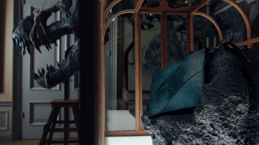 Empresas dizem ter criado bolsa de couro a partir de colágeno de dinossauro; especialistas contestam