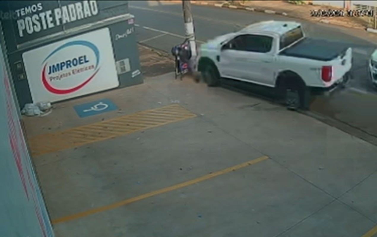 VÍDEO: homem escapa por um triz de ser atingido por caminhonete que bateu em poste no interior de SP