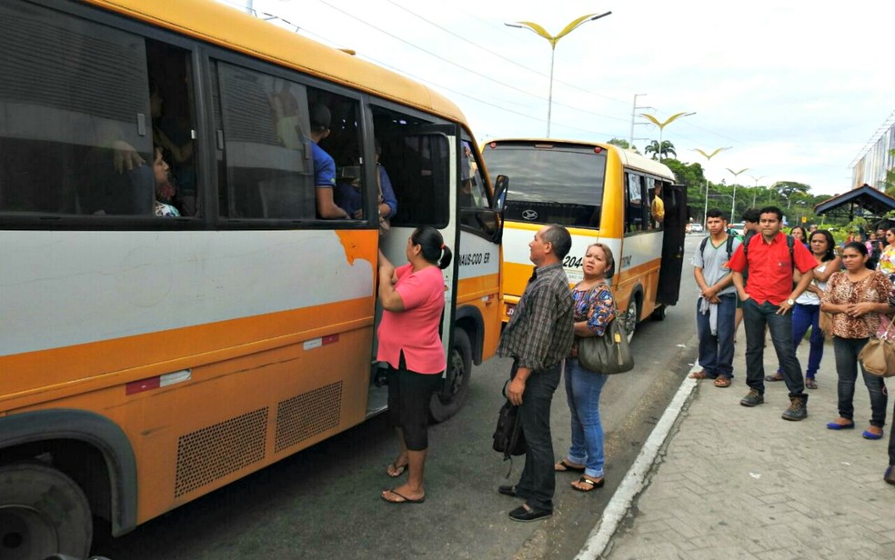 Veículos do transporte alternativos na Zona Leste de Manaus — Foto: Adneison Severiano/G1 AM
