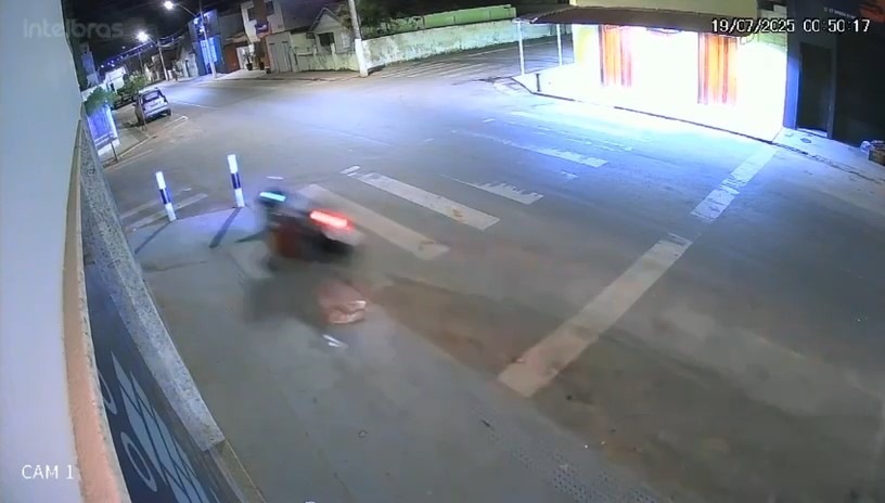 Motociclista morre após bater em barra de ferro na calçada, no ES; veja vídeo