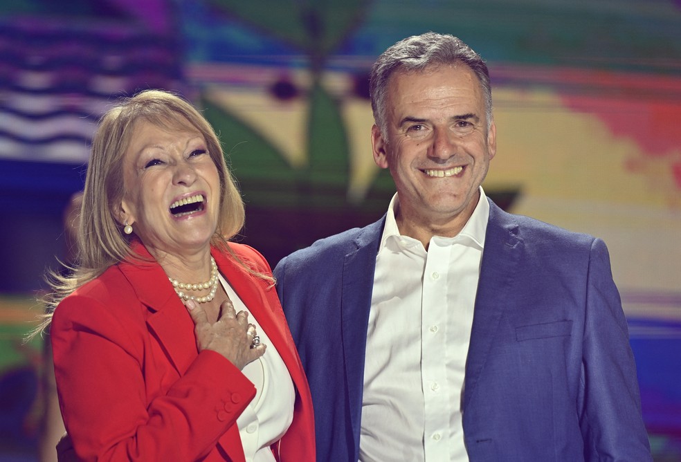 Esquerdista Yamandú Orsi é eleito presidente do Uruguai — Foto: Santiago Mazzarovich / AFP