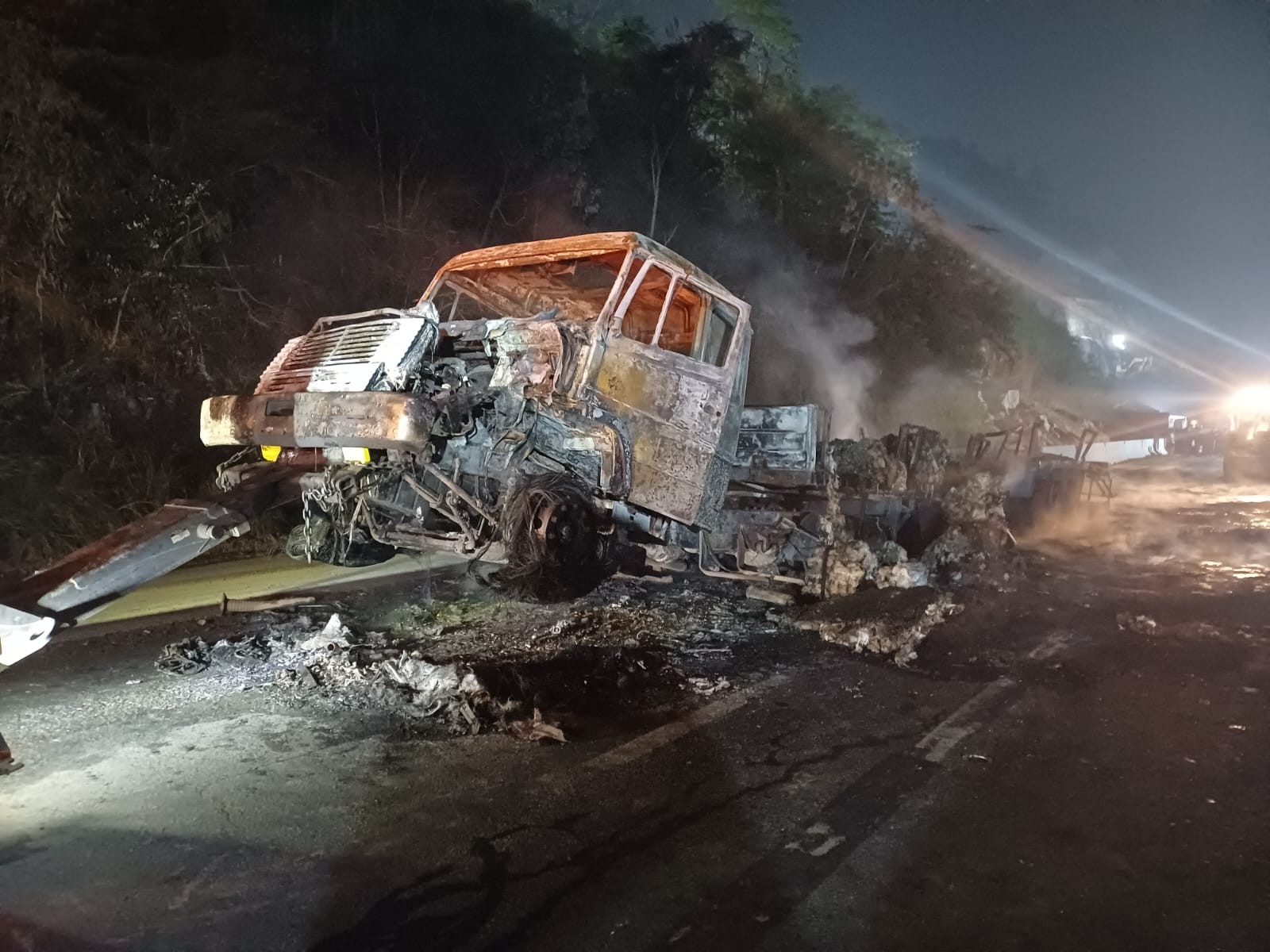 Veja como ficou carreta que pegou fogo na Serra das Araras