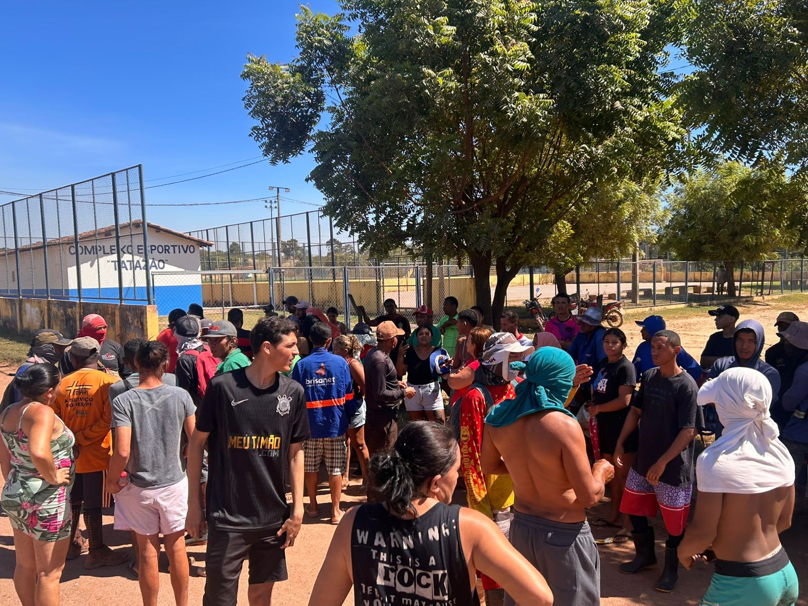 Catadores de lixo fecham aterro sanitário de Teresina em protesto contra desativação parcial