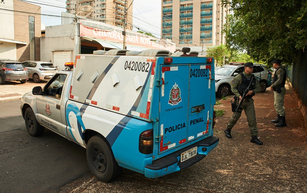 Viatura da Polícia Penal manobra para entrar no Fórum de Ribeirão Preto, SP, com Guilherme Longo nesta quinta-feira (19) — Foto: Érico Andrade/g1