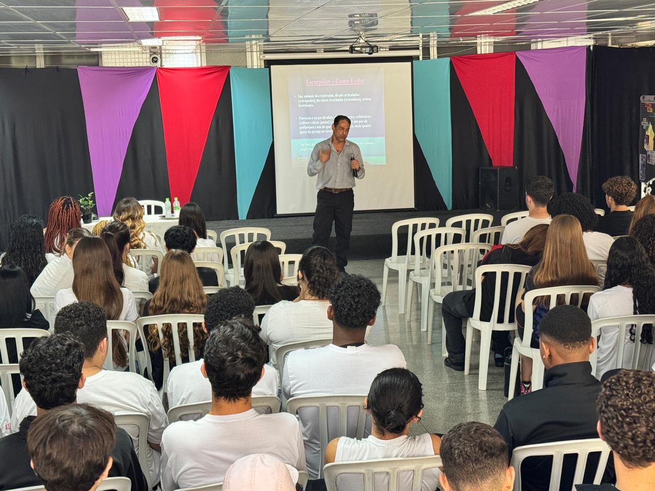 Galinhas vs. Escorpiões: A Verdade Chocante Revelada por Especialista!