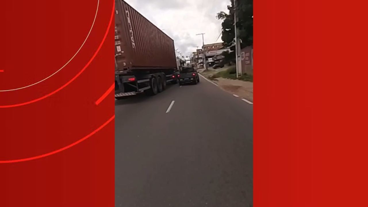 Vídeo flagra manobra perigosa de carreta contra carro e motociclista no AM