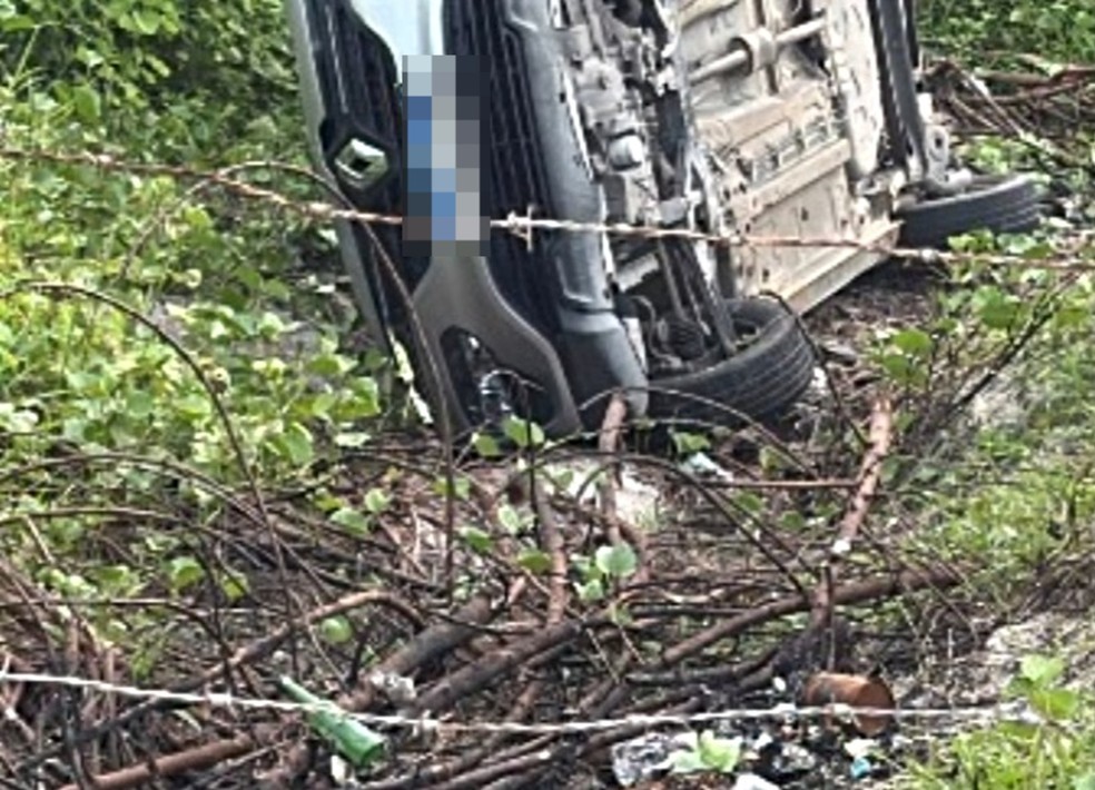 O carro utilizado por suspeitos de homicídios capotou em uma rodovia estadual. — Foto: Reprodução.