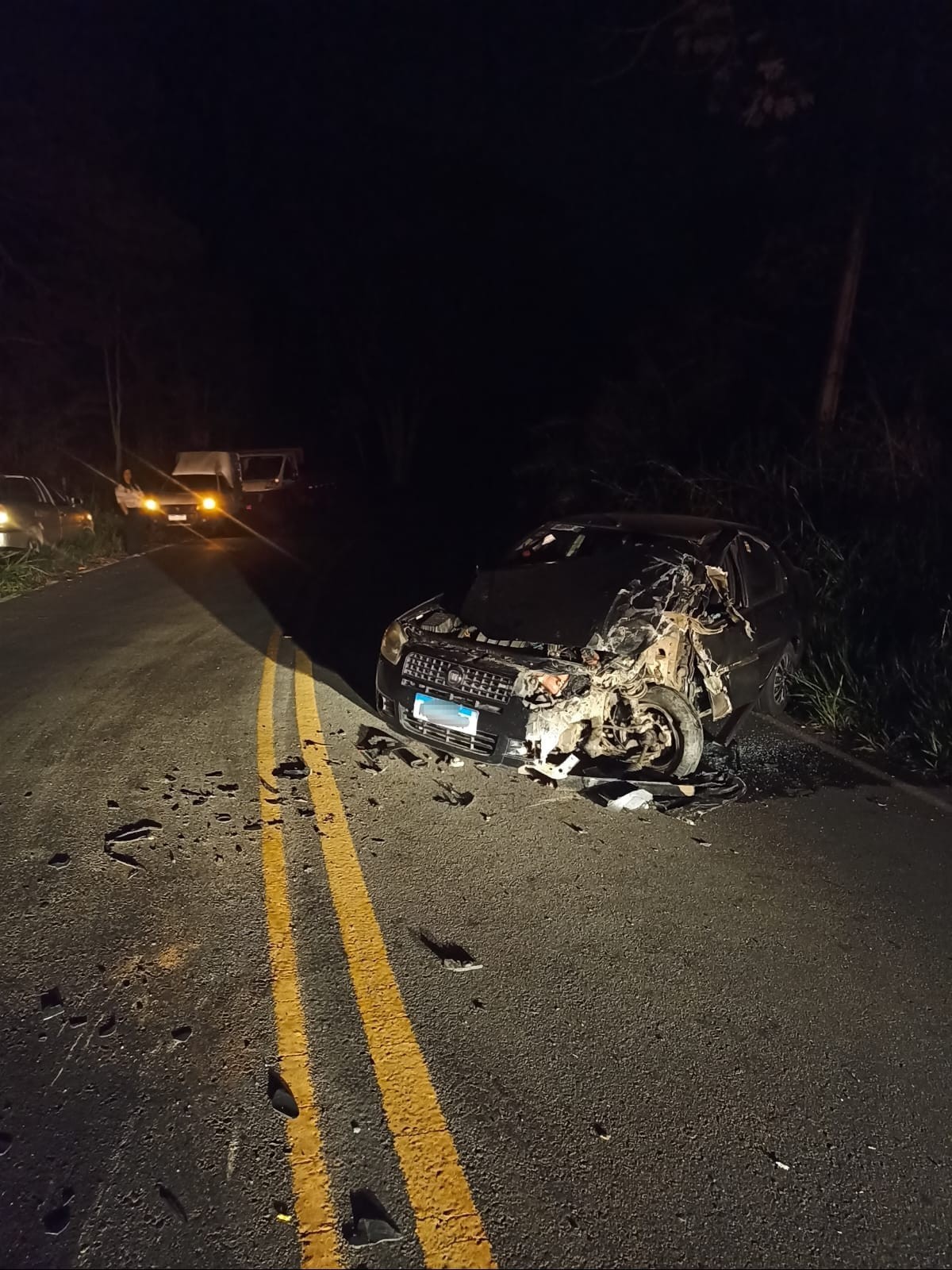 Motorista fica feriado após acidente entre carro e caminhão na RJ-151, em Rio das Flores