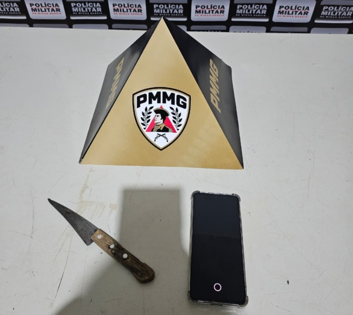 VÍDEO: Assaltante segue mulher, coloca faca nas costas dela e rouba celular; ele foi preso