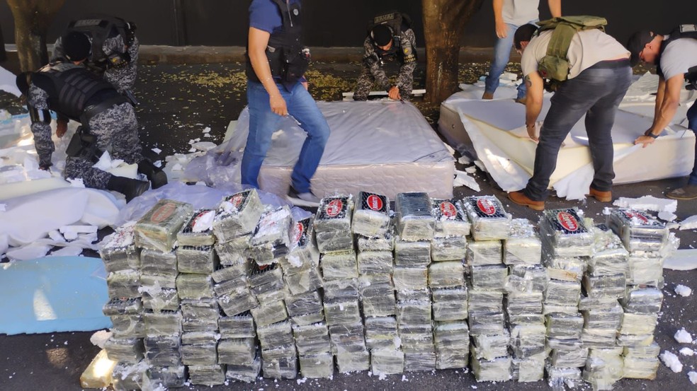 PF apreende 226 tabletes de cocaína escondidas em carga de colchões em MT — Foto: PF