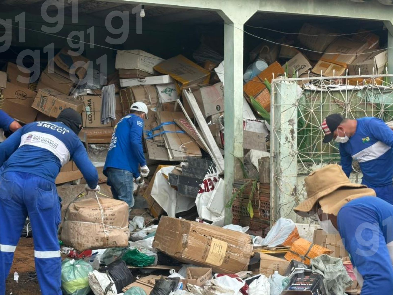 Após determinação judicial, casa de idoso que acumulava lixo passa por limpeza em Rio Branco