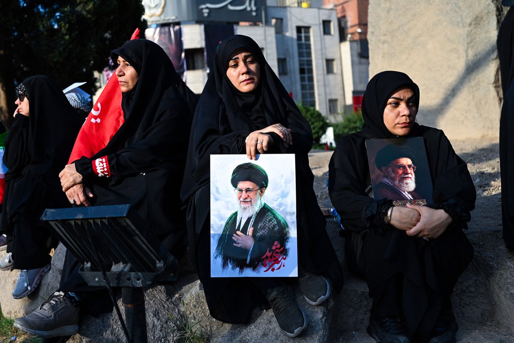 Pessoas lamentam a morte de Ali Khamenei &mdash; Foto: AFP