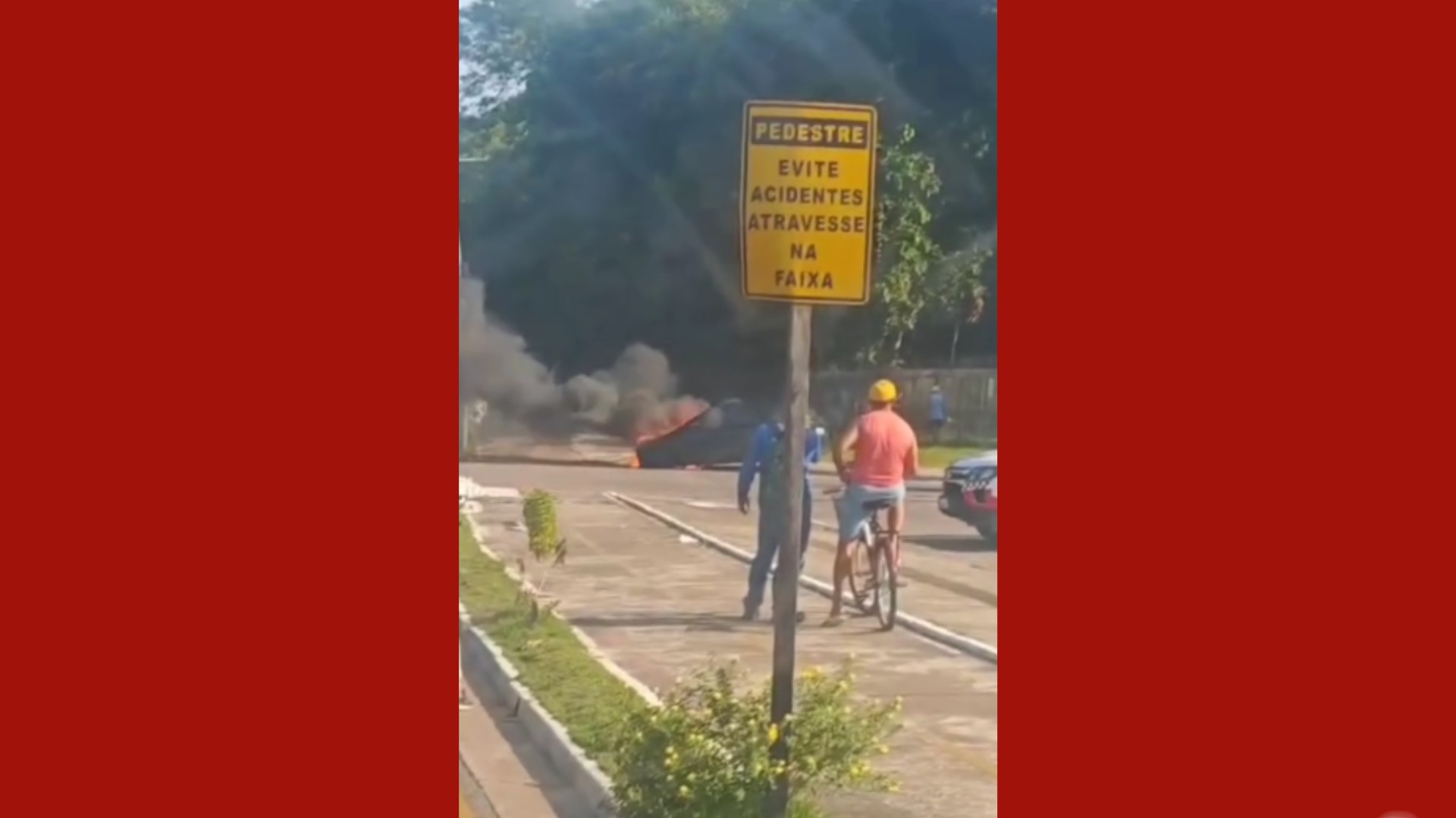Carro pega fogo e fica destruído na avenida Augusto Montenegro, em Belém