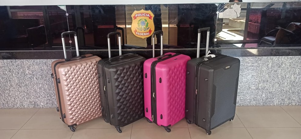 Passageiras presas pela PF esconderam drogas em quatro malas. — Foto: Polícia Federal/ Divulgação