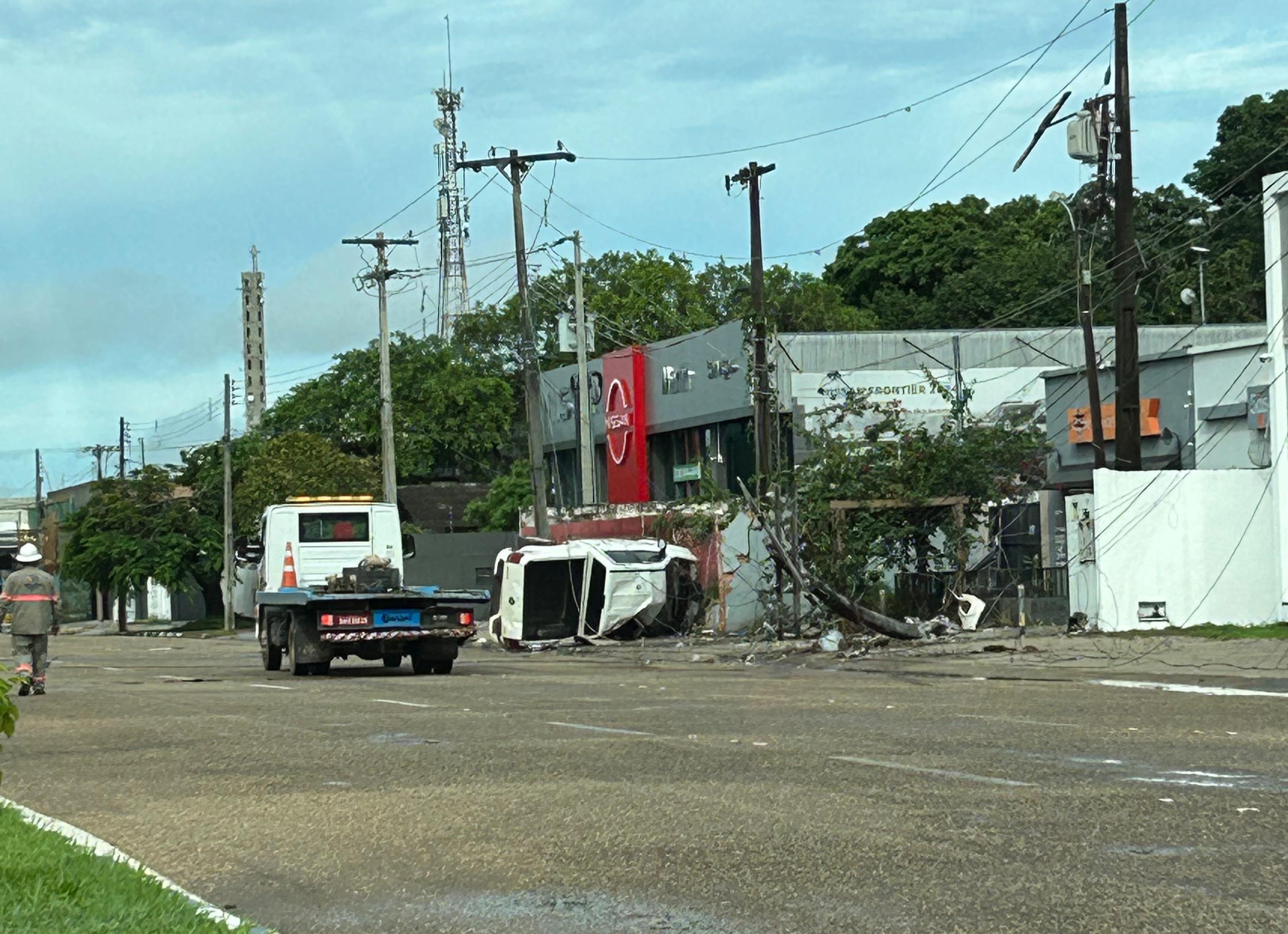 Caminhonete capota após bater em poste e três pessoas ficam feridas em Boa Vista