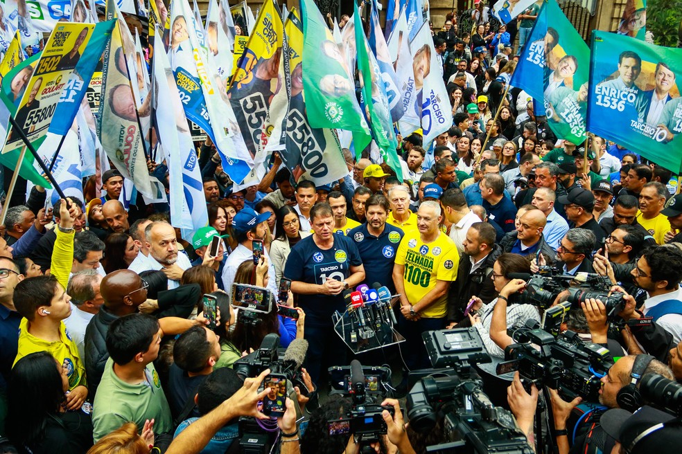 O candidato à reeleição ao governo do Estado de São Paulo, Tarcísio de Freitas (Republicanos) fez caminhada na região central de São Paulo, nesta sexta-feira (2), acompanhado do prefeito da cidade, Ricardo Nunes e do candidato ao Senado, André do Prado (PL). — Foto: ALOISIO MAURICIO/FOTOARENA/ESTADÃO CONTEÚDO