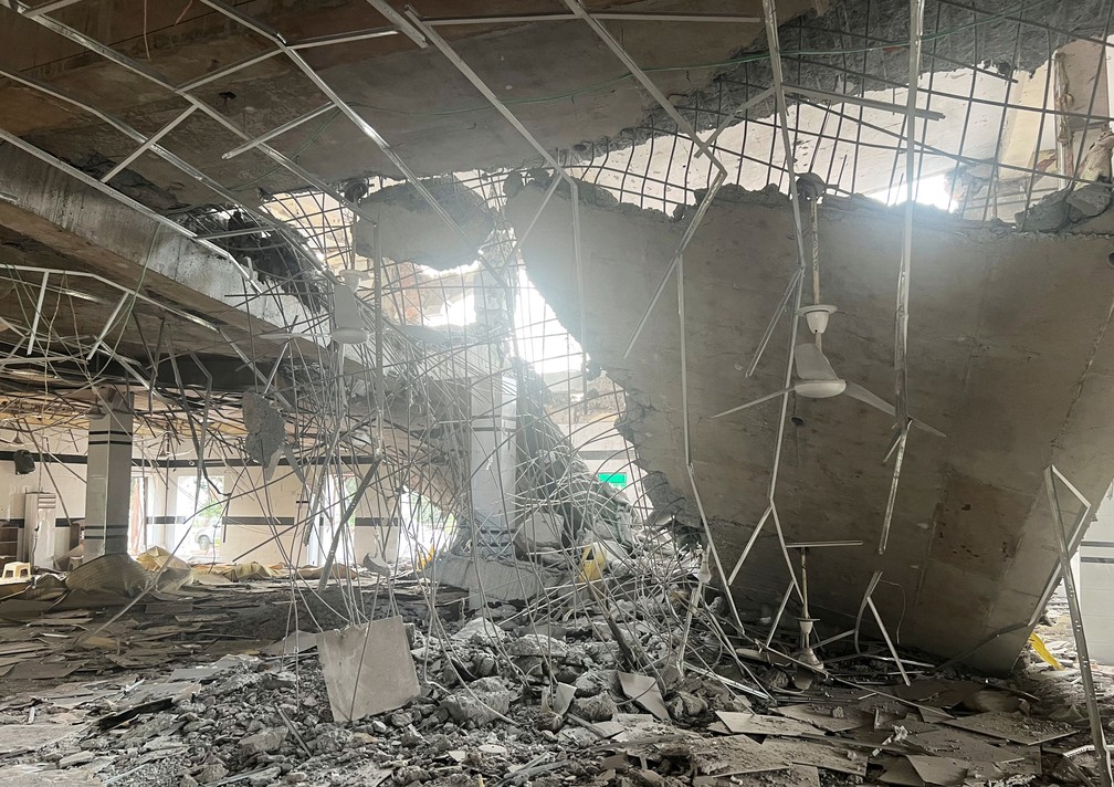 Parte danificada de uma mesquita em Muridke, no Paquistão, após ter sido atingida por um ataque indiano — Foto: REUTERS/Gibran Peshimam