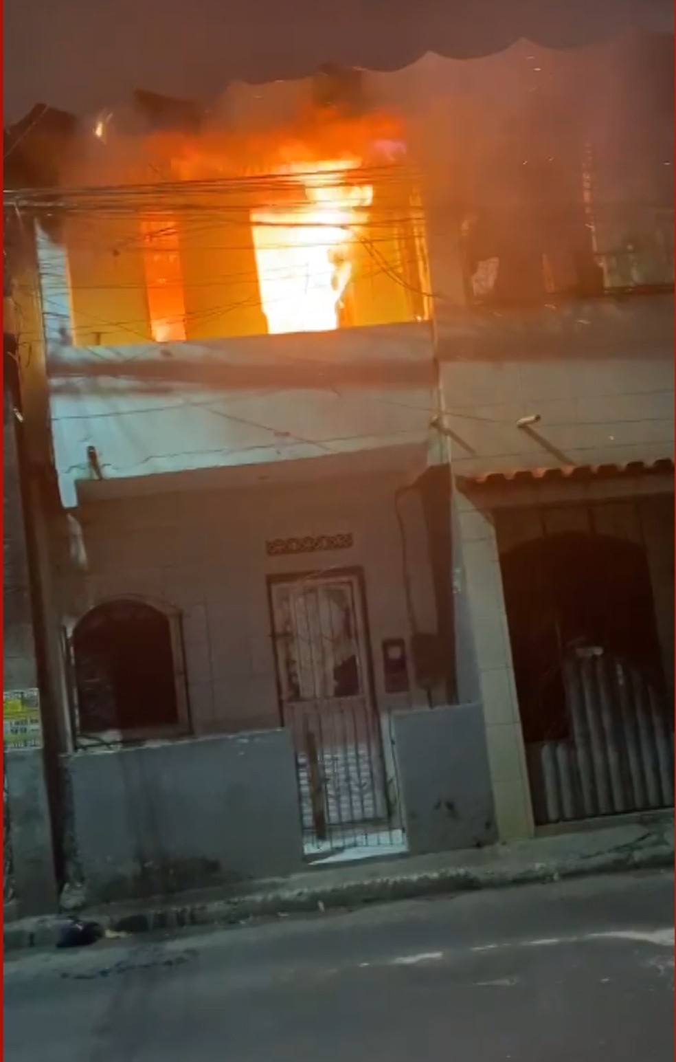 Grávida pula dois andares para se salvar de incêndio em casa