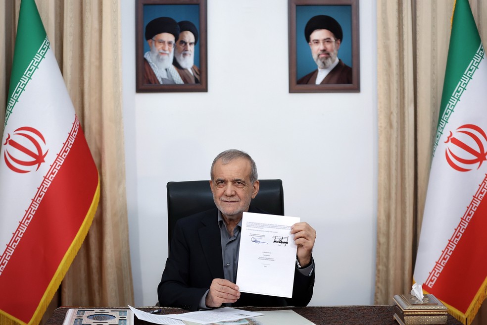 Presidente do Irã, Masoud Pezeshkian, mostra assinatura em memorando de entendimento com os EUA, em 18 de junho de 2026 — Foto: Gabinete Presidencial do irã via AP