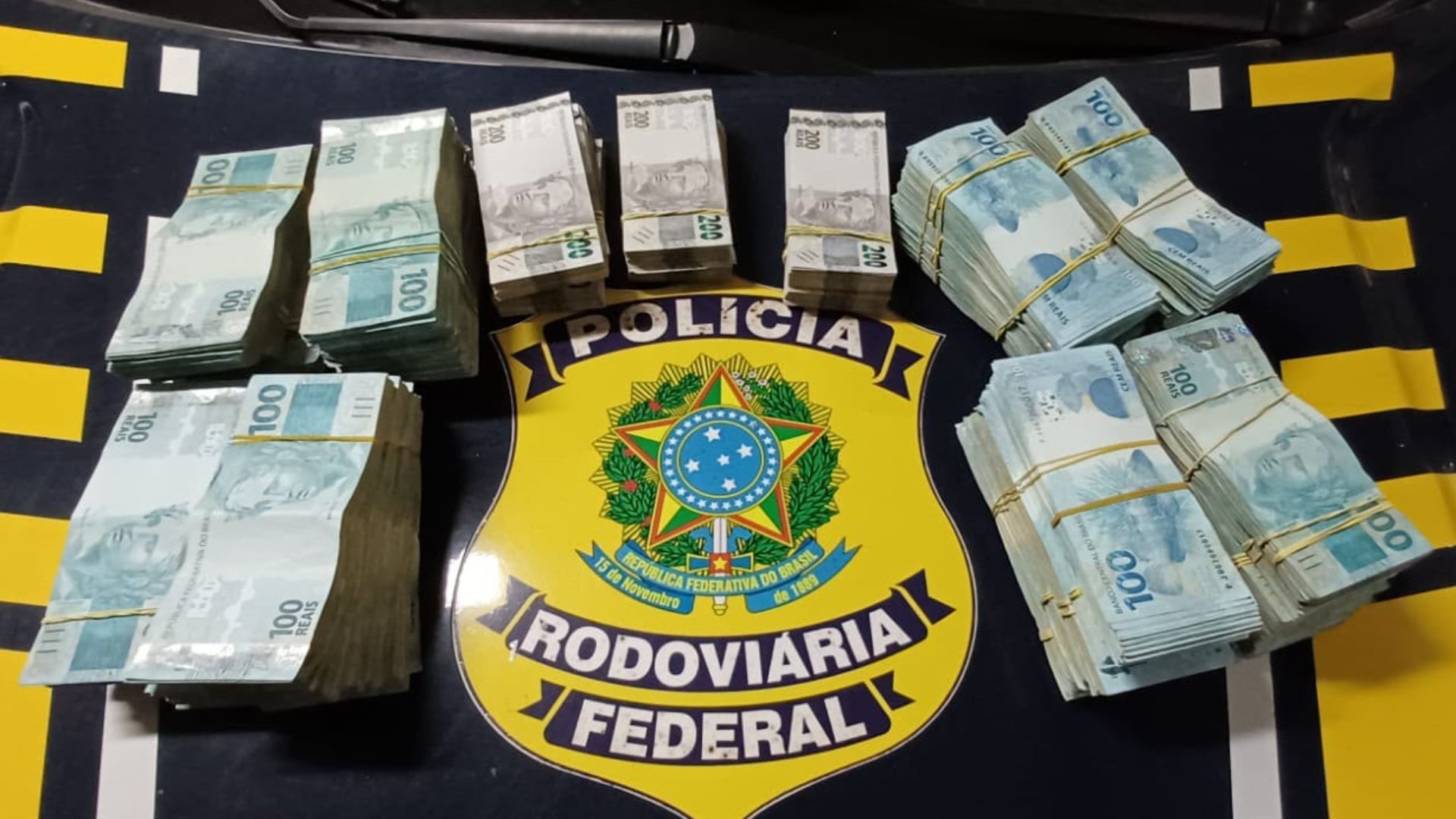 PRF apreende R$ 500 mil em dinheiro com passageiro de ônibus; suspeito disse que compraria carro no ES