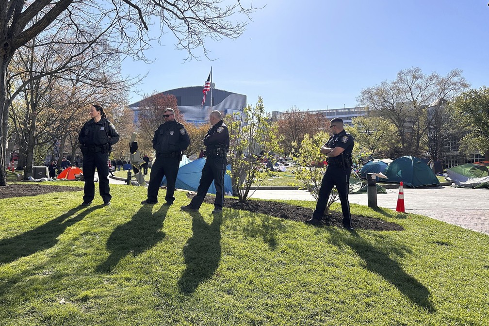 Polícia detém manifestantes na Universidade de Northeastern, em Boston — Foto: Michael Casey/AP
