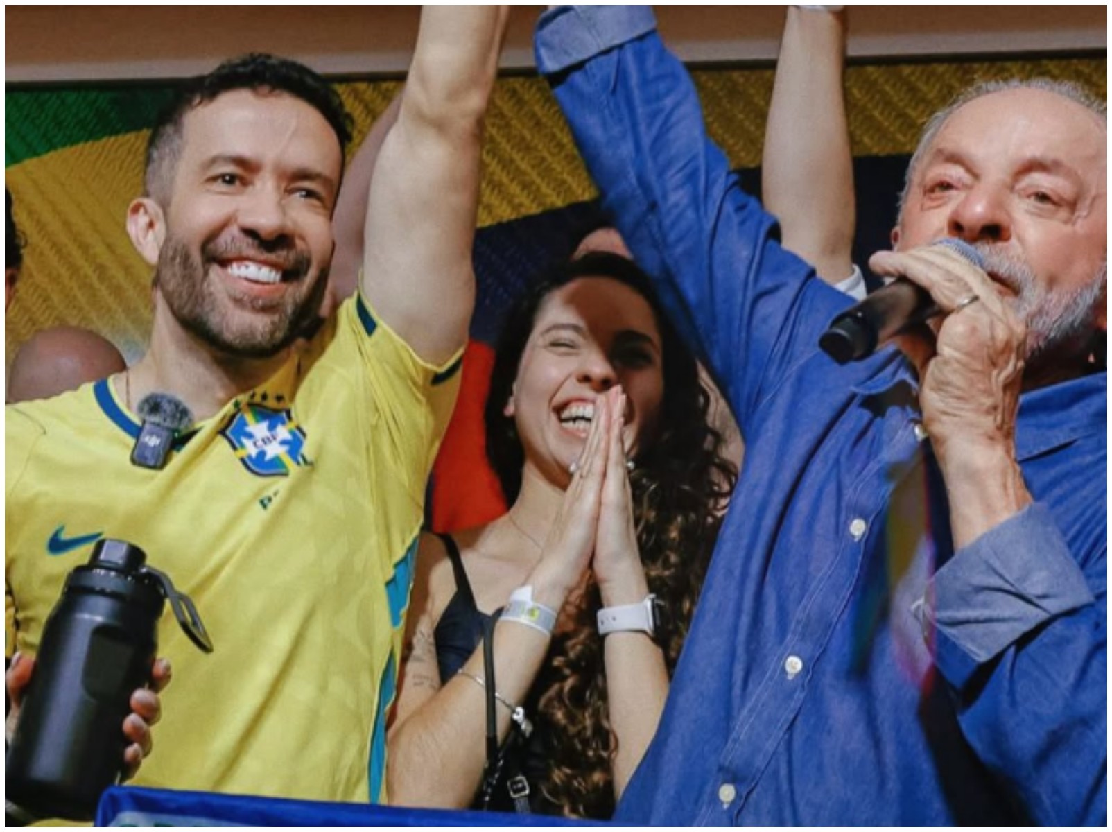 Quem é Ana Júlia Ribeiro, deputada que viralizou ao aparecer ao lado de Lula no discurso da vitória em SP