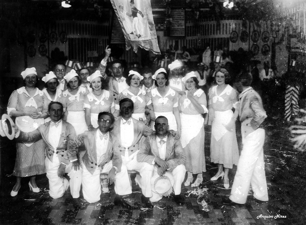 Em Fortaleza, a tentativa de superar o entrudo levou à tradição dos carnavais luxuosos ligados aos clubes recreativos — Foto: Arquivo Nirez/Reprodução