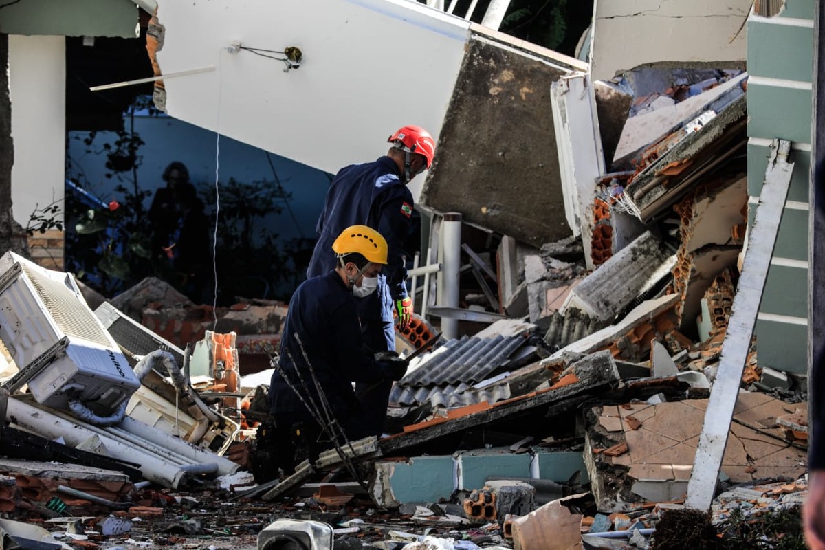 Parede próxima de estrutura destruída após suspeita de explosão corre o risco de cair, diz Defesa Civil de Florianópolis