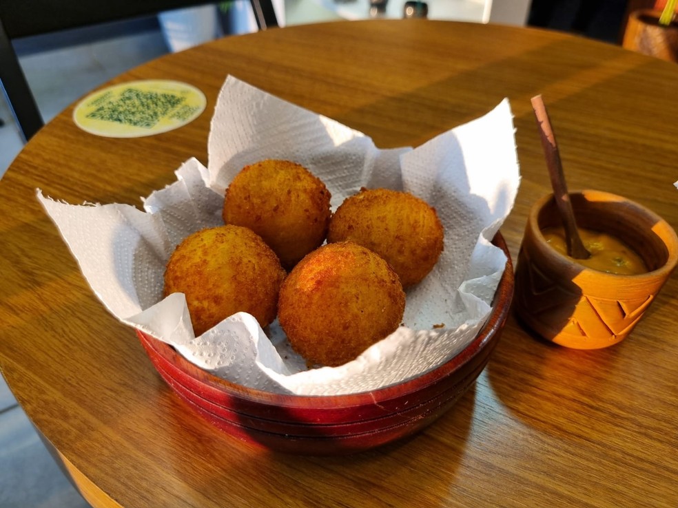 Um item do cardápio que é um dos mais vendidos são os bolinhos de macaxeira com rabo bovino e vem acompanhados de maionese criada por elas — Foto: Hellen Monteiro/g1 AC