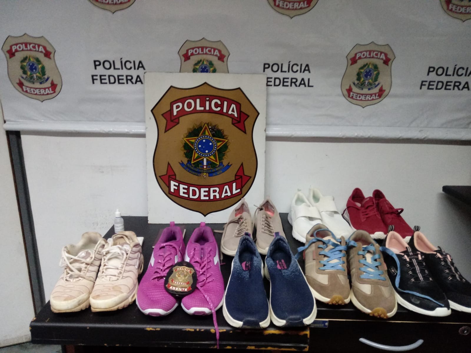 Francesa é presa pela Polícia Federal no aeroporto de Belém com cocaína escondida em solas de sapatos; VÍDEO