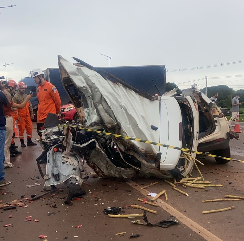 Acidente de trânsito no km 827 da BR-163, em Sinop (MT) — Foto: Cris Molossi