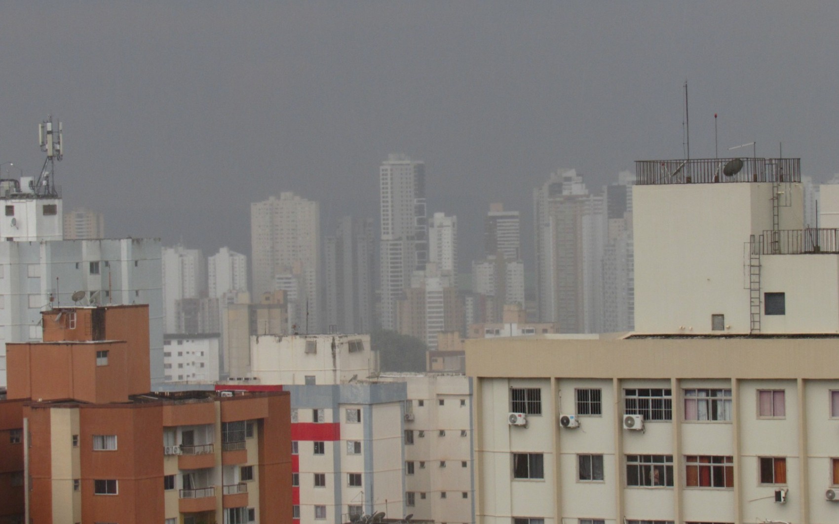 Chuva forte com ventania atinge Goiânia