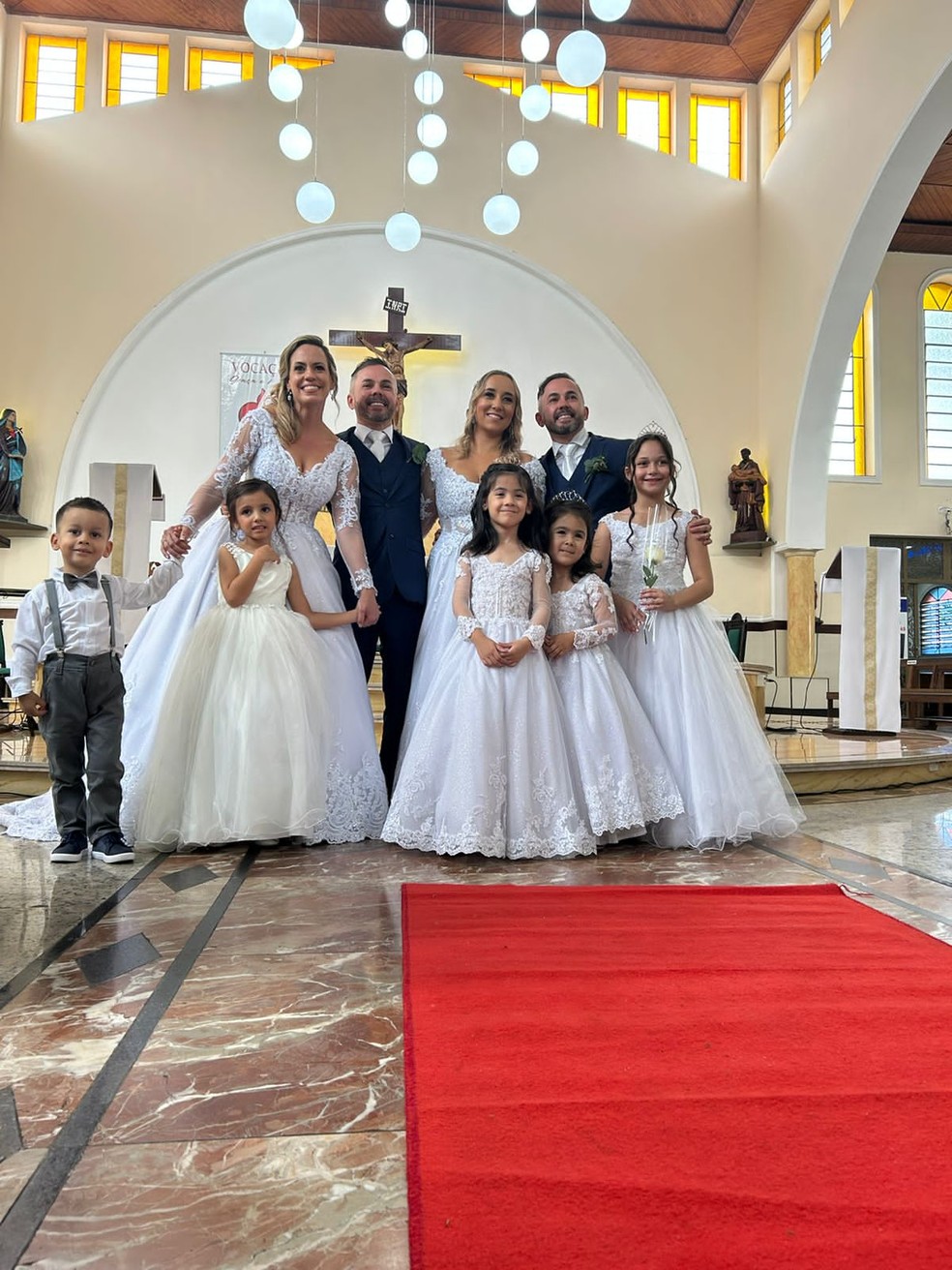 Gêmeos se casam no mesmo dia, horário e local, usando roupas iguais: 'Medo das noivas errarem quem é quem no altar'. — Foto: Imagens cedidas por Luana Castro