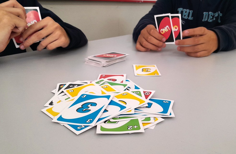 Alunos jogando cartas no horário do almoço em escola estadual de tempo integral na Zona Sul de SP — Foto: Renata Bitar/g1