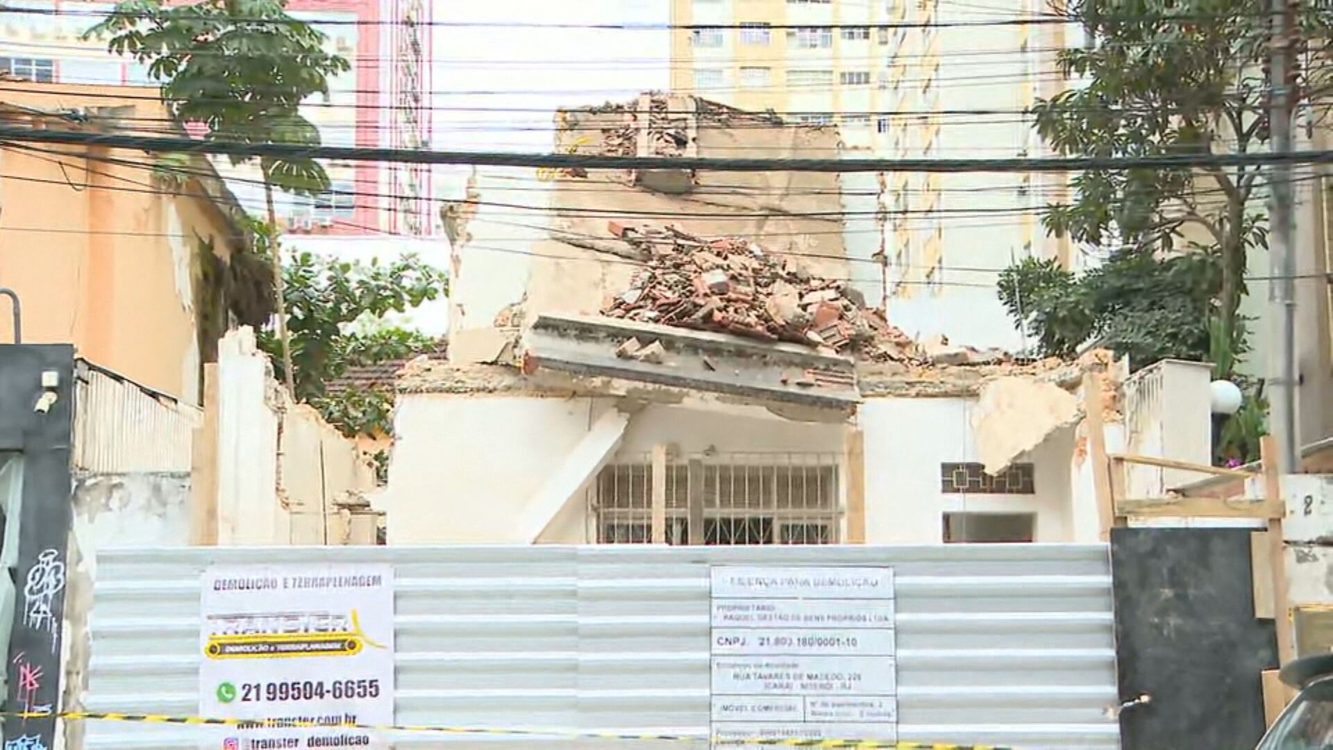 Casa desaba em Niterói e homem fica gravemente ferido