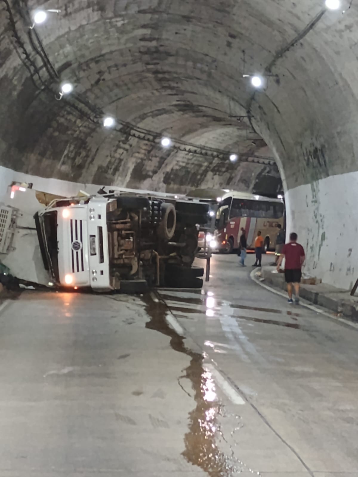 Caminhão tomba dentro de túnel na BR‑040, na Serra de Petrópolis