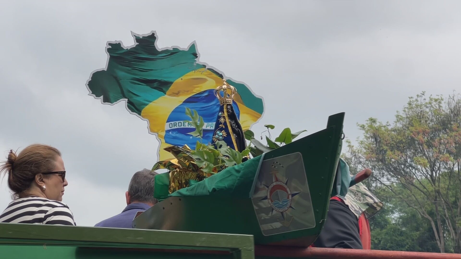 Procissão fluvial reúne embarcações e leva imagem de Nossa Senhora Aparecida em jangada ecológica no interior de SP