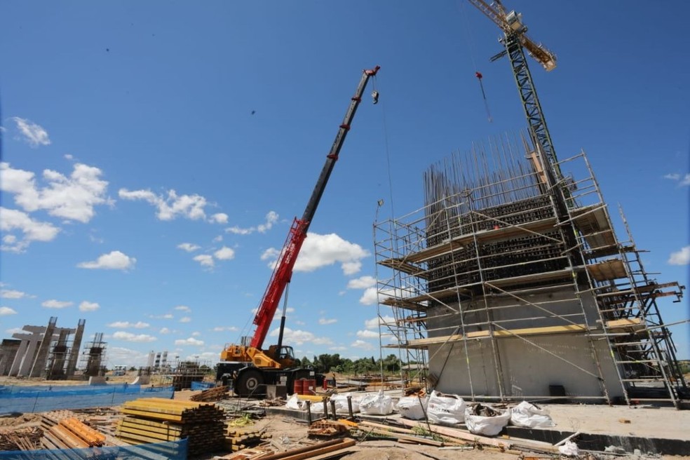 Obra do lado brasileiro da ponte da Rota Bioce&acirc;nica em Porto Murtinho. &mdash; Foto: Saul Schramm/Governo de MS