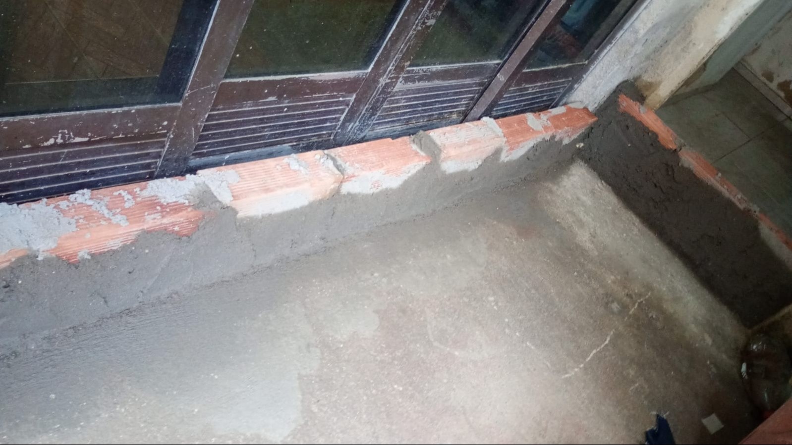 Moradores constroem barreiras para conter água da chuva após enchente em São João de Meriti