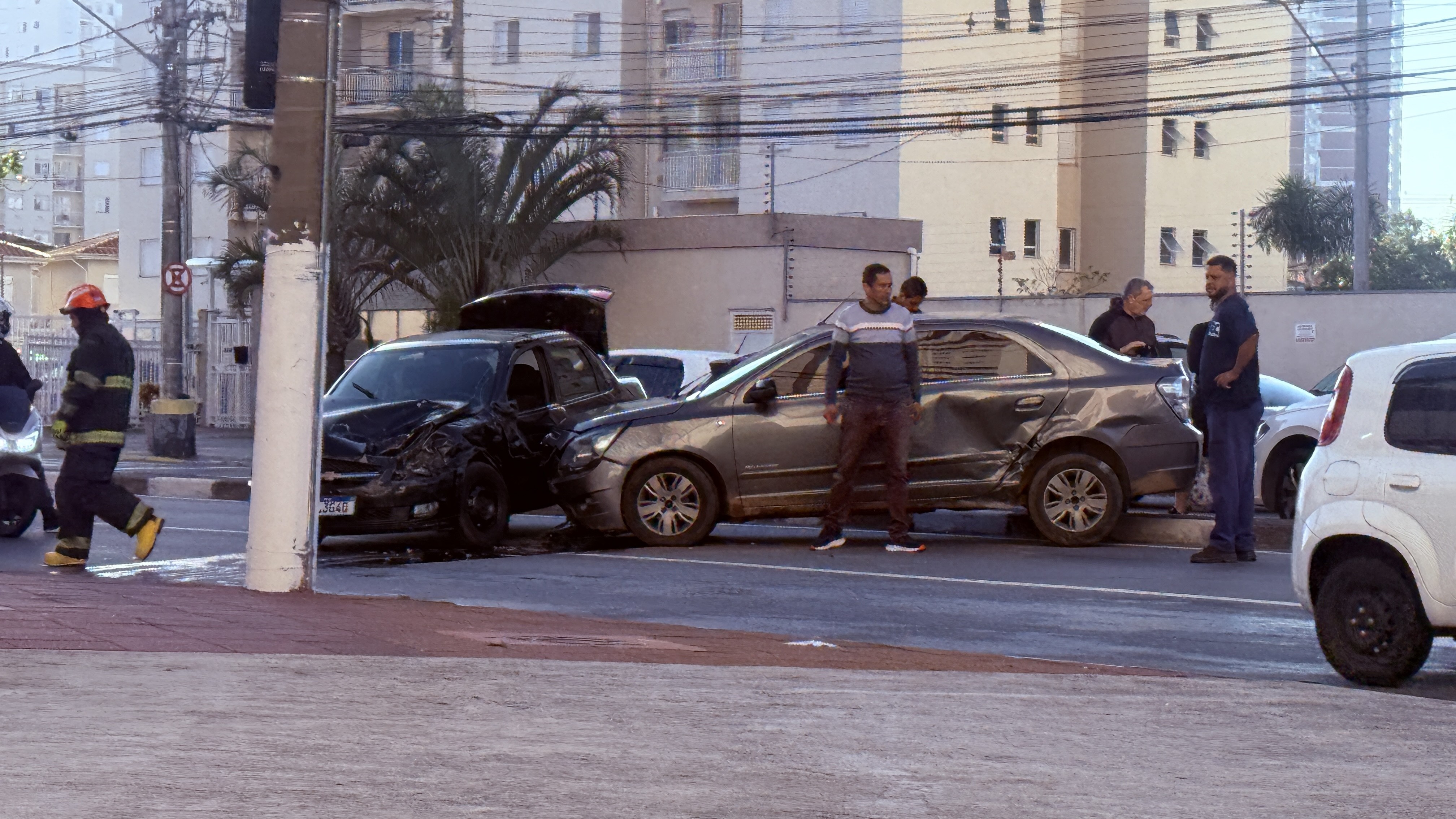 Acidente deixa trânsito lento na Avenida Francisco Rodrigues Filho, em Mogi das Cruzes