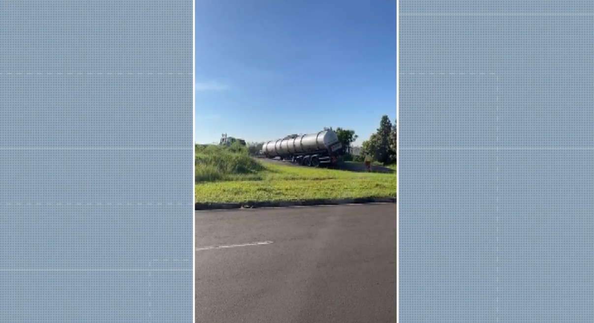 Tanque de caminhão carregado com gasolina se desprende e tomba em rodovia de Paulínia