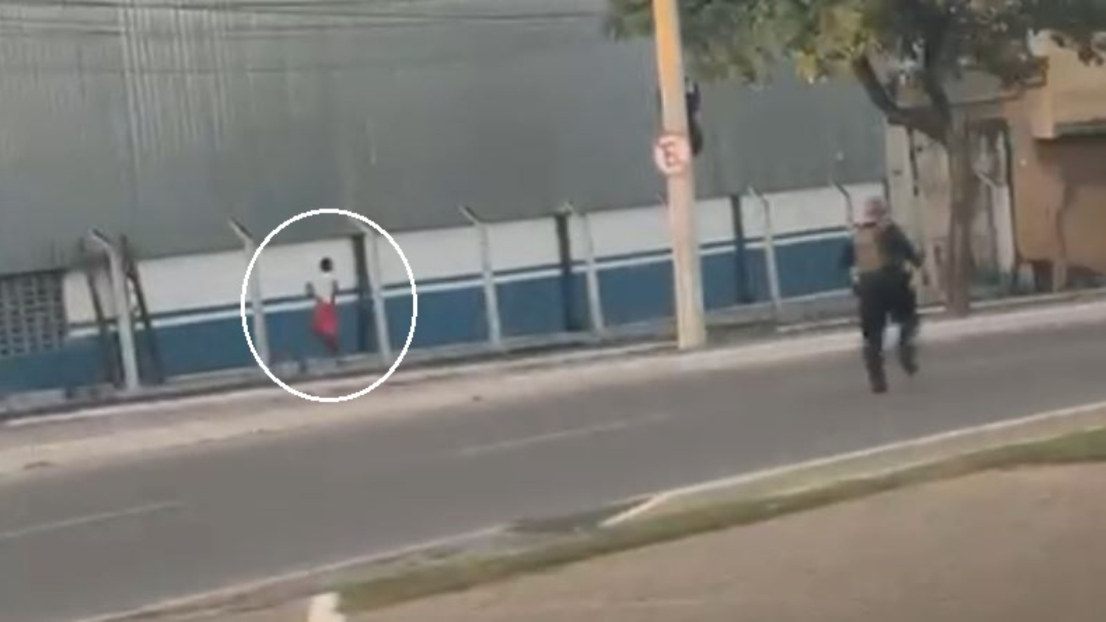 Vídeo: detento algemado foge de delegacia, é perseguido pelas ruas e recapturado