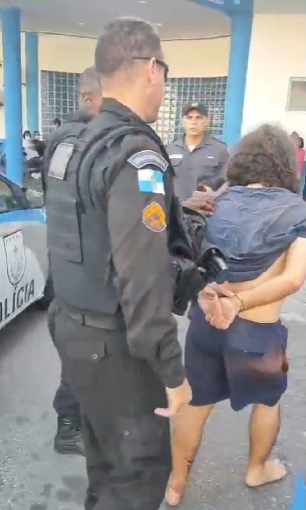 Em Macaé o homem foi preso depois que populares chamaram a Polícia Militar. — Foto: Repredução Polícia Militar